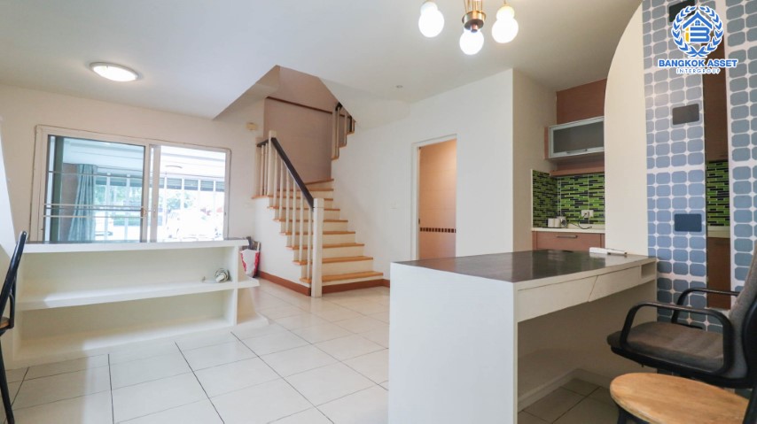 *****ทาวน์เฮ้าส์มือสองย่านลาดพร้าว ม.คาซ่าซิตี้ ลาดพร้าว เนื้อที่กว้าง 27.50 ตร.ว. ฟังก์ชัน 3 ห้องนอน  4 ห้องน้ำ ทาวน์เฮ้าส์ตกแต่งสวย ในย่านอยู่อาศัย เหมาะกับการทำเป็น Home Office  ตั้งบนทำเลแห่งการเดินทาง ใกล้รถไฟฟ้าสายสีเหลือง "สถานีลาดพร้าว101" และจุดขึ้นทางด่วน "เอกมัย-รามอินทรา" จองเลย!!